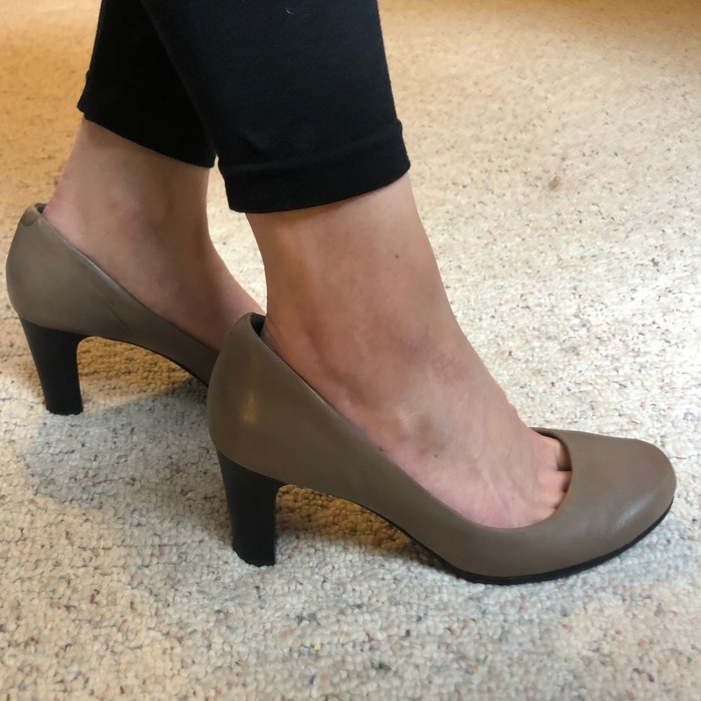 Classic leather pumps